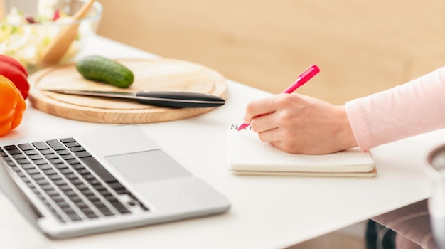 Osoba pisząca wiadomość